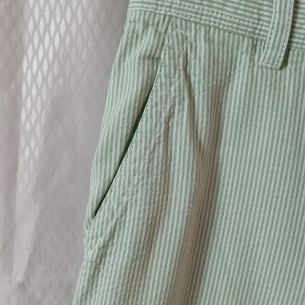 IZOD Flat Front Shorts sz 33, White & Green Strip, 100%cotton, Preowned - Picture 4 of 10
